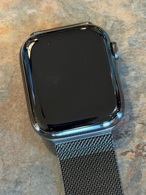 Apple Smartwatch Series 8 45mm in Graphite Stainless Steel with Milanese Loop